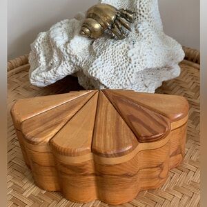 📌 ( Sold ) NWOT Handcrafted Wood Clam Sea Trinket Box